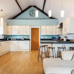 https://the-beach-house-oystermouth.cardiffhotelswales.com