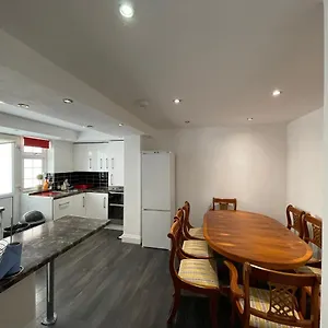  Holiday home 4 Bedroom House 10 Mins Walk To The And Less Than A Mile From Main Station